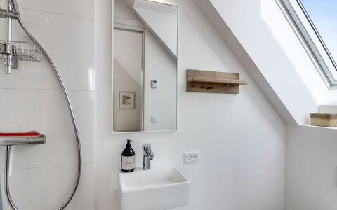 Mumme - 700M from the Sea: Armatur, Badezimmer, Interior Design, Flooring, Decke, Fussboden, Sinken, Zapfhahn, Installation, Spiegel
