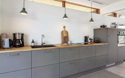 Mumme - 700M from the Sea: Küche, Countertop, Interior Design, Küchengerät, Möbel, Cabinetry, Flooring, Holz, Light Fixture, Decke