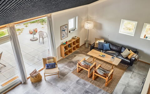 Kaapo - 1Km from the Sea: Möbel, Interior Design, Stuhl, Flooring, Tabelle, Resort, Fussboden, Decke, Zimmer, Eco Hotel