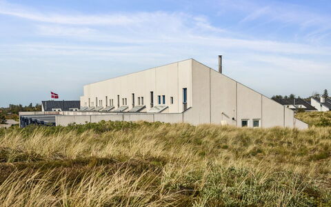Kaapo - 1Km from the Sea: Möbel, Interior Design, Stuhl, Flooring, Tabelle, Resort, Fussboden, Decke, Zimmer, Eco Hotel