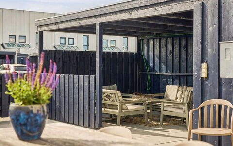 Kaapo - 1Km from the Sea: Möbel, Interior Design, Stuhl, Flooring, Tabelle, Resort, Fussboden, Decke, Zimmer, Eco Hotel