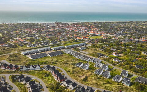 Kaapo - 1Km from the Sea: Möbel, Interior Design, Stuhl, Flooring, Tabelle, Resort, Fussboden, Decke, Zimmer, Eco Hotel