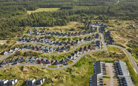 Kaapo - 1Km from the Sea: Möbel, Interior Design, Stuhl, Flooring, Tabelle, Resort, Fussboden, Decke, Zimmer, Eco Hotel
