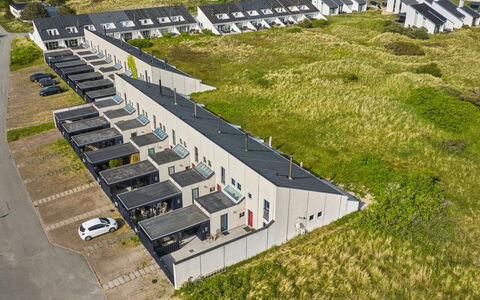 Kaapo - 1Km from the Sea: Möbel, Interior Design, Stuhl, Flooring, Tabelle, Resort, Fussboden, Decke, Zimmer, Eco Hotel