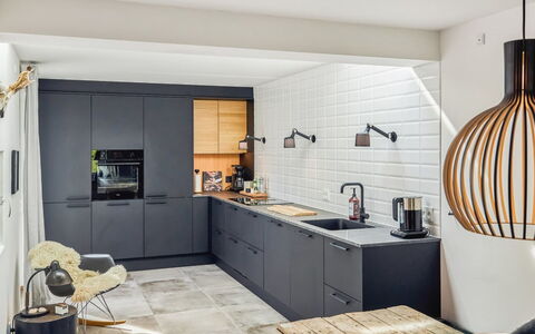 Kaapo - 1Km from the Sea: Küche, Countertop, Möbel, Küchengerät, Interior Design, Flooring, Cabinetry, Holz, Fussboden, Light Fixture