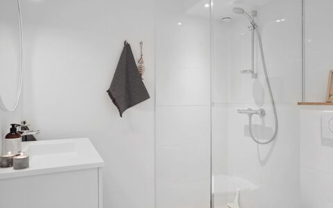 Kaapo - 1Km from the Sea: Flooring, Interior Design, Armatur, Fussboden, Badezimmer, Installation, Zapfhahn, Badezimmerschrank, Decke, Zimmer