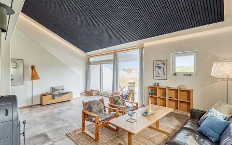 Kaapo - 1Km from the Sea: Decke, Interior Design, Flooring, Fussboden, Möbel, Stuhl, Holzboden, Zimmer, Wohnung, Wohnzimmer