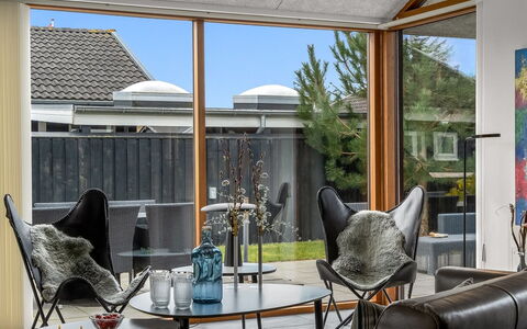 Aaran - 700M from the Sea: Möbel, Holz, Interior Design, Stuhl, Zuhause, Flooring, Fussboden, Blumentopf, Wohnzimmer, Zimmerpflanze
