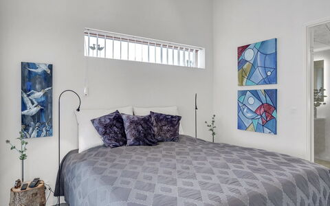 Aaran - 700M from the Sea: Bett, Interior Design, Schlafzimmer, Bedding, Wand, Möbel, Bettdecke, Decke, Flooring, Linens