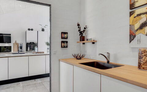 Aaran - 700M from the Sea: Küche, Wand, Countertop, Interior Design, Flooring, Holz, Möbel, Küchengerät, Fussboden, Zuhause