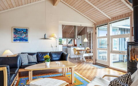 Franzisca - 700M from the Sea: Holz, Interior Design, Möbel, Flooring, Wohnzimmer, Zuhause, Fussboden, Decke, Couch, Stuhl