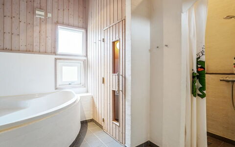 Franzisca - 700M from the Sea: Flooring, Holz, Fussboden, Armatur, Interior Design, Decke, Badezimmer, Installation, Zimmer, Verbundwerkstoff