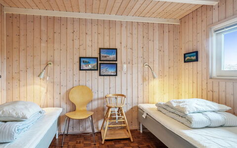 Franzisca - 700M from the Sea: Schlafzimmer, Bett, Holz, Interior Design, Fussboden, Flooring, Bettdecke, Decke, Möbel, Bedding