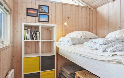 Franzisca - 700M from the Sea: Schlafzimmer, Bett, Interior Design, Holz, Fussboden, Flooring, Bettdecke, Decke, Möbel, Bedding