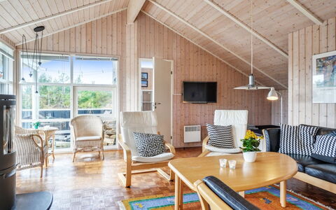 Franzisca - 700M from the Sea: Holz, Interior Design, Decke, Möbel, Zuhause, Fussboden, Flooring, Tür, Hütte, Wohnzimmer