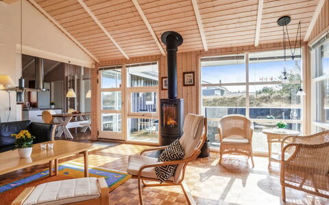Franzisca - 700M from the Sea: Holz, Möbel, Interior Design, Flooring, Fussboden, Decke, Wohnzimmer, Stuhl, Zuhause, Tür