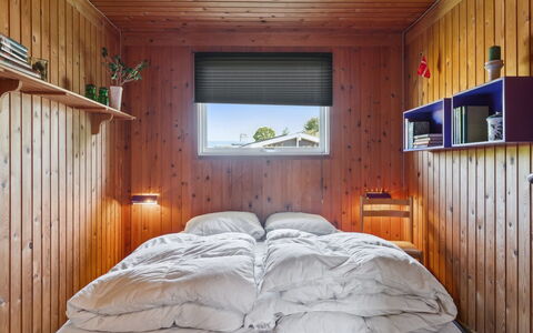 Stygge - 300M from the Sea: Interior Design, Holz, Schlafzimmer, Decke, Flooring, Fussboden, Bett, Bettdecke, Bedding, Beleuchtung