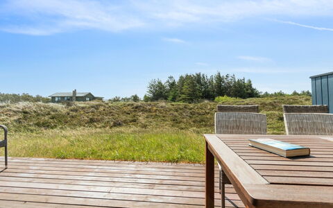 Henri - 500M from the Sea: Blau, Strauch, Hütte, Ground, Garten, Estate, Schatten, Landscaping, Bauernhaus, Eco Hotel