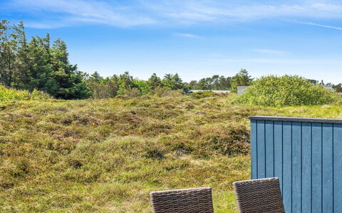Henri - 500M from the Sea: Blau, Strauch, Hütte, Ground, Garten, Estate, Schatten, Landscaping, Bauernhaus, Eco Hotel