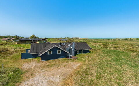 Henri - 500M from the Sea: Blau, Strauch, Hütte, Ground, Garten, Estate, Schatten, Landscaping, Bauernhaus, Eco Hotel