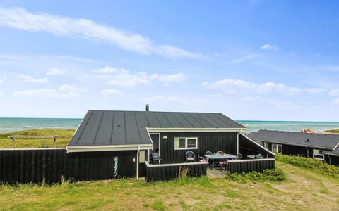 Joske - 50M from the Sea: Haus, Zuhause, Tür, Dach, Hütte, Estate, Garten, Schatten, Abstellgleis, Garten