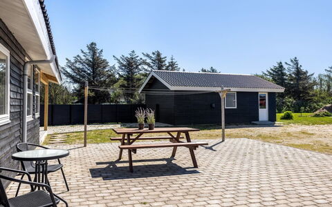 Thorsten - 500M from the Sea: Haus, Dach, Abstellgleis, Zuhause, Hütte, Tür, Schatten, Veranda, Garten, Rasen