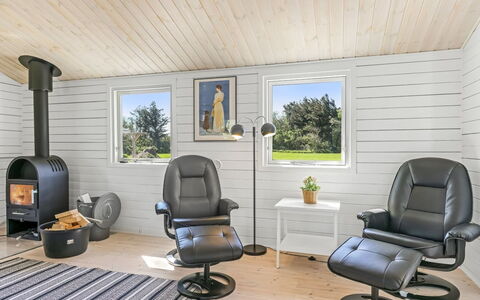 Thorsten - 500M from the Sea: Möbel, Flooring, Holz, Interior Design, Stuhl, Fussboden, Wohnzimmer, Holzboden, Zuhause, Zimmer