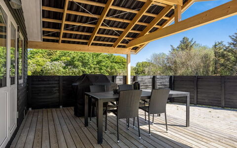 Thorsten - 500M from the Sea: Holz, Veranda, Flooring, Decke, Fussboden, Schatten, Hartholz, Deck, Holzboden, Holzbeize