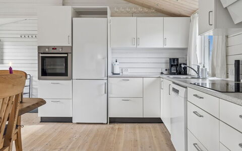 Thorsten - 500M from the Sea: Küche, Countertop, Küchengerät, Flooring, Holz, Major Appliance, Interior Design, Cabinetry, Decke, Sinken