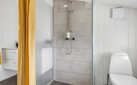 Thorsten - 500M from the Sea: Flooring, Armatur, Wand, Fussboden, Badezimmer, Interior Design, Toilette, Installation, Decke, Fliese