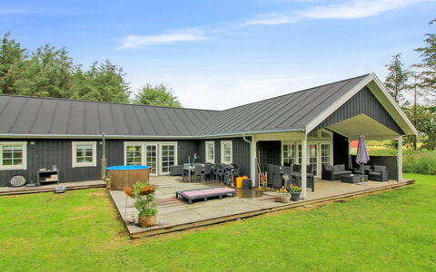 Hela - 1.4Km from the Sea: Haus, Zuhause, Tür, Dach, Hütte, Estate, Garten, Schatten, Abstellgleis, Garten