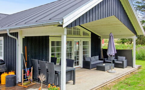 Hela - 1.4Km from the Sea: Haus, Zuhause, Tür, Dach, Hütte, Estate, Garten, Schatten, Abstellgleis, Garten