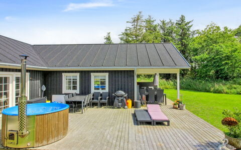 Hela - 1.4Km from the Sea: Haus, Zuhause, Tür, Dach, Hütte, Estate, Garten, Schatten, Abstellgleis, Garten