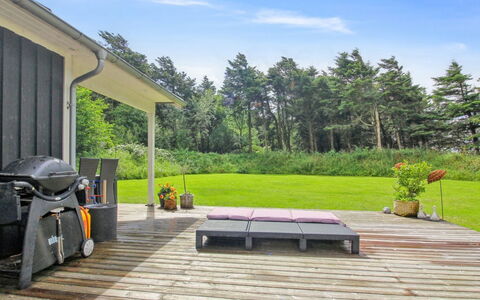 Hela - 1.4Km from the Sea: Haus, Zuhause, Tür, Dach, Hütte, Estate, Garten, Schatten, Abstellgleis, Garten