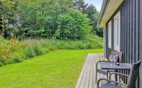 Hela - 1.4Km from the Sea: Haus, Zuhause, Tür, Dach, Hütte, Estate, Garten, Schatten, Abstellgleis, Garten