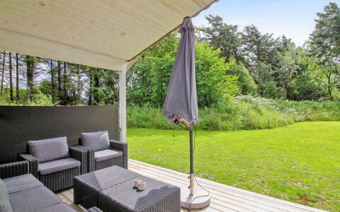 Hela - 1.4Km from the Sea: Haus, Zuhause, Tür, Dach, Hütte, Estate, Garten, Schatten, Abstellgleis, Garten