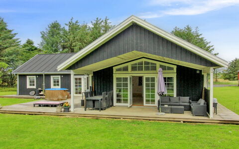 Hela - 1.4Km from the Sea: Schwimmbad, Ferienort