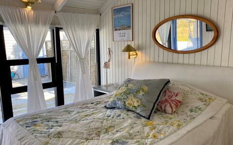 Ilenia - 150M from the Sea: Möbel, Interior Design, Flooring, Holz, Fussboden, Decke, Holzboden, Stuhl, Tabelle, Beleuchtung