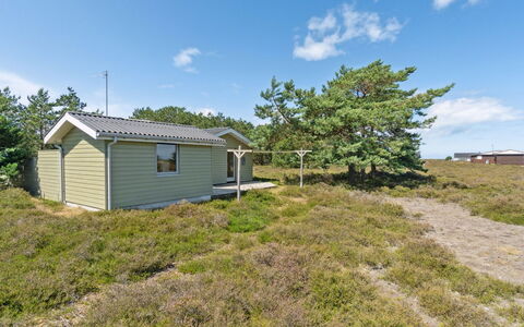 Alwine - 250M from the Sea: Holz, Zuhause, Veranda, Deck, Hartholz, Dach, Holzbeize, Holzboden, Eco Hotel
