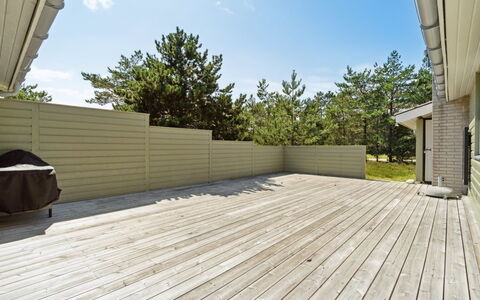 Alwine - 250M from the Sea: Holz, Zuhause, Veranda, Deck, Hartholz, Dach, Holzbeize, Holzboden, Eco Hotel