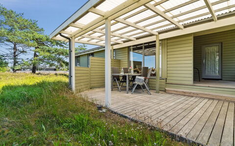 Alwine - 250M from the Sea: Holz, Zuhause, Veranda, Deck, Hartholz, Dach, Holzbeize, Holzboden, Eco Hotel