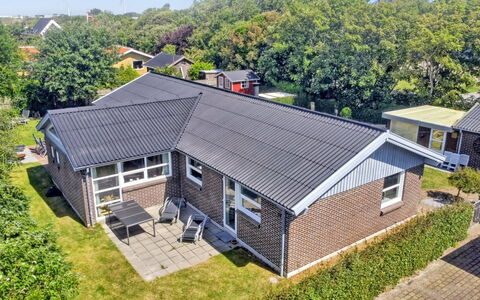 Erle - 1.5Km from the Sea: Decke, Flooring, Interior Design, Fussboden, Verbundwerkstoff, Möbel, Resort, Hotel, Design, Daylighting