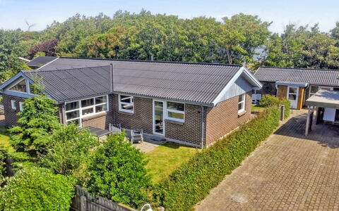 Erle - 1.5Km from the Sea: Decke, Flooring, Interior Design, Fussboden, Verbundwerkstoff, Möbel, Resort, Hotel, Design, Daylighting