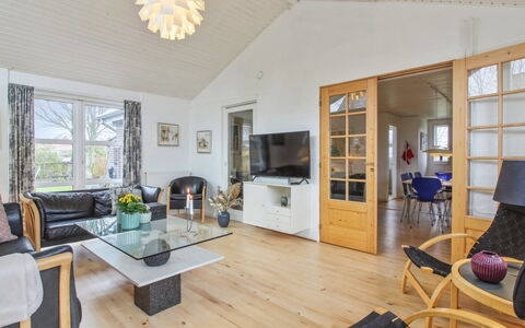 Erle - 1.5Km from the Sea: Decke, Flooring, Interior Design, Fussboden, Verbundwerkstoff, Möbel, Resort, Hotel, Design, Daylighting