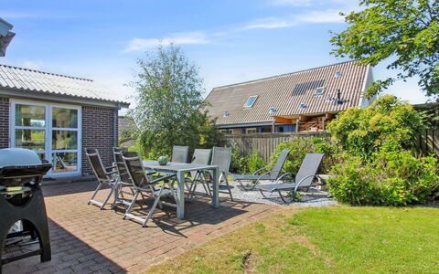 Erle - 1.5Km from the Sea: Decke, Flooring, Interior Design, Fussboden, Verbundwerkstoff, Möbel, Resort, Hotel, Design, Daylighting