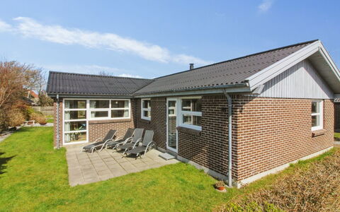 Erle - 1.5Km from the Sea: Decke, Flooring, Interior Design, Fussboden, Verbundwerkstoff, Möbel, Resort, Hotel, Design, Daylighting