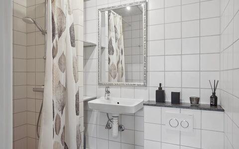 Gisella - 1.2Km from the Sea: Badezimmer, Interior Design, Flooring, Armatur, Fussboden, Fliese, Installation, Toilette, Zimmer, Zapfhahn