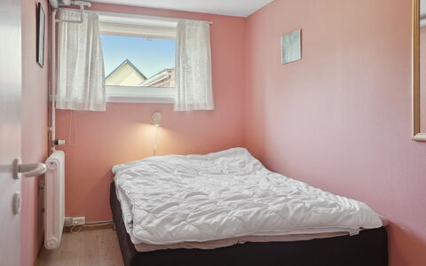 Gisella - 1.2Km from the Sea: Bett, Schlafzimmer, Bedding, Bettdecke, Wand, Interior Design, Linens, Fussboden, Möbel, Zimmer