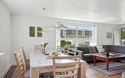 Gisella - 1.2Km from the Sea: Möbel, Interior Design, Flooring, Fussboden, Wand, Stuhl, Tabelle, Esszimmer, Holz, Decke