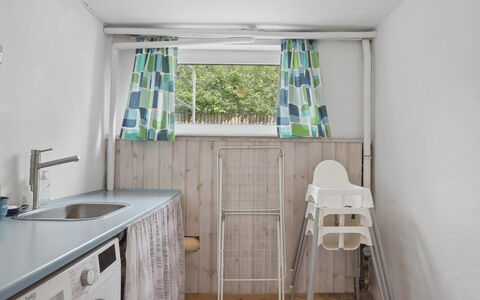 Gisella - 1.2Km from the Sea: Interior Design, Flooring, Fussboden, Zimmer, Decke, Waschmaschine, Armatur, Vorhang, Wäschekammer, Major Appliance